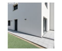 Casa esquinera seminueva con jardín privado, solárium y piscina en Moli den