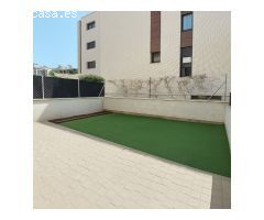 Casa esquinera seminueva con jardín privado, solárium y piscina en Moli den