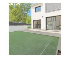 Casa esquinera seminueva con jardín privado, solárium y piscina en Moli den