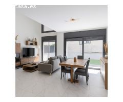 Casa esquinera seminueva con jardín privado, solárium y piscina en Moli den