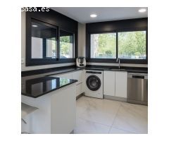 Casa esquinera seminueva con jardín privado, solárium y piscina en Moli den