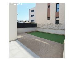 Casa esquinera seminueva con jardín privado, solárium y piscina en Moli den