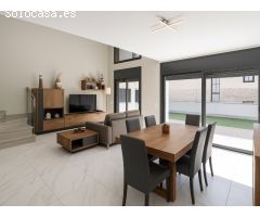 Casa esquinera seminueva con jardín privado, solárium y piscina en Moli den