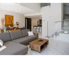Casa esquinera seminueva con jardín privado, solárium y piscina en Moli den