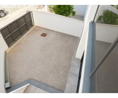 Casa esquinera seminueva con jardín privado, solárium y piscina en Moli den