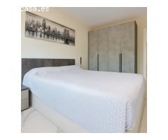 Casa esquinera seminueva con jardín privado, solárium y piscina en Moli den
