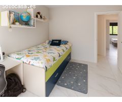 Casa esquinera seminueva con jardín privado, solárium y piscina en Moli den