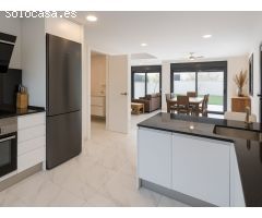 Casa esquinera seminueva con jardín privado, solárium y piscina en Moli den