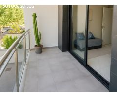 Casa esquinera seminueva con jardín privado, solárium y piscina en Moli den