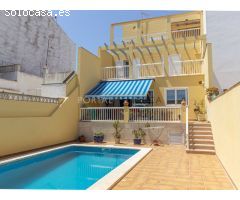 Fantástica casa con piscina y garaje en Mahón