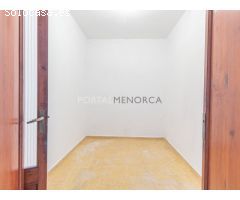 Piso para reformar con terraza en el centro de Mahón