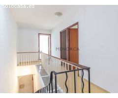 Piso para reformar con terraza en el centro de Mahón