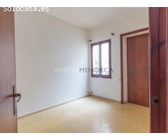 Piso para reformar con terraza en el centro de Mahón