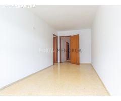 Piso para reformar con terraza en el centro de Mahón