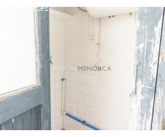 Piso para reformar con terraza en el centro de Mahón