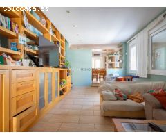 Casa tipo dúplex con cochera y local comercial en el centro de Es Castell