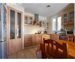 Casa tipo dúplex con cochera y local comercial en el centro de Es Castell