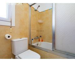 Casa tipo dúplex con cochera y local comercial en el centro de Es Castell