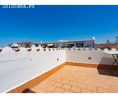 Casa tipo dúplex con cochera y local comercial en el centro de Es Castell