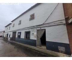 Casa grande con gran con patio y jardín de grandes dimensiones