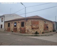 Casa grande con gran con patio y jardín de grandes dimensiones