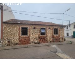 Casa grande con gran con patio y jardín de grandes dimensiones