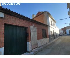 Casa grande con gran con patio y jardín de grandes dimensiones