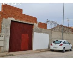 Casa grande con gran con patio y jardín de grandes dimensiones