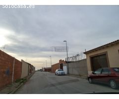 Casa grande con gran con patio y jardín de grandes dimensiones