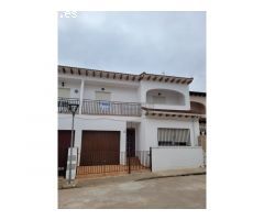 Casa grande con gran con patio y jardín de grandes dimensiones