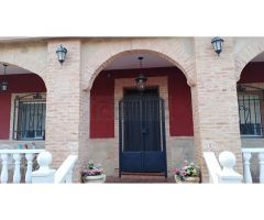 Casa grande con gran con patio y jardín de grandes dimensiones