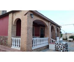 Casa grande con gran con patio y jardín de grandes dimensiones