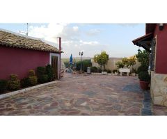 Casa grande con gran con patio y jardín de grandes dimensiones