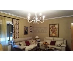 Casa grande con gran con patio y jardín de grandes dimensiones