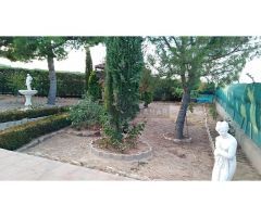 Casa grande con gran con patio y jardín de grandes dimensiones