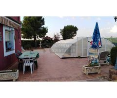 Casa grande con gran con patio y jardín de grandes dimensiones