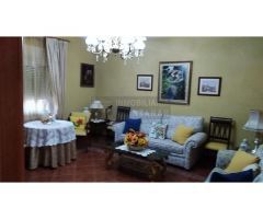 Casa grande con gran con patio y jardín de grandes dimensiones