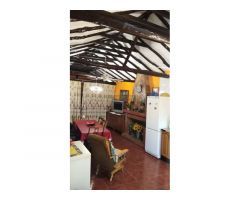 Casa grande con gran con patio y jardín de grandes dimensiones