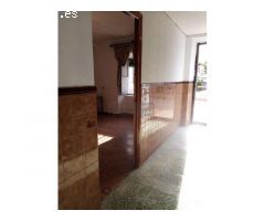 Casa grande con gran con patio y jardín de grandes dimensiones