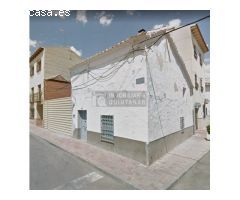 Casa grande con gran con patio y jardín de grandes dimensiones
