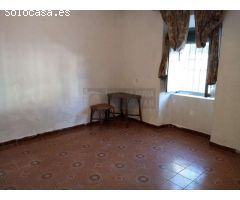 Casa grande con gran con patio y jardín de grandes dimensiones