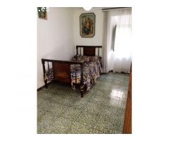 Casa grande con gran con patio y jardín de grandes dimensiones