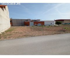Casa grande con gran con patio y jardín de grandes dimensiones