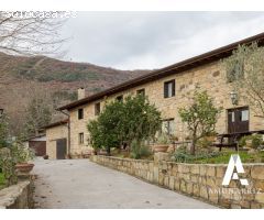 Caserío del siglo XV situado a las faldas del monte Jaizkibel en Hondarribia