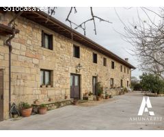 Caserío del siglo XV situado a las faldas del monte Jaizkibel en Hondarribia