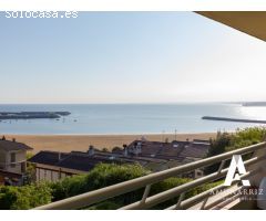 Piso con terraza y vistas idílicas al mar en urbanización con piscina