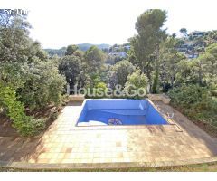 Espectacular casa de 250m² con piscina en Santa Susanna.