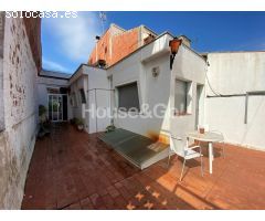 Casa de pueblo en el centro con patio.