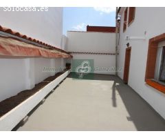 Casa con gran garaje o local