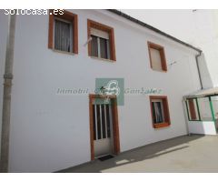 Casa con gran garaje o local